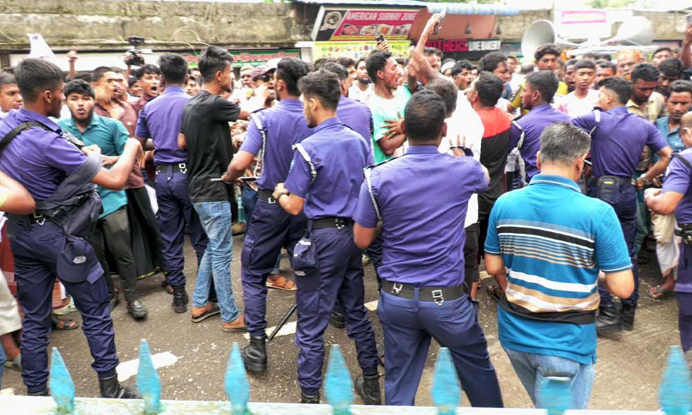 ভোলায় নদী ভাঙনরোধে সিসি ব্লকের দাবিতে পাউবো ঘেরাও