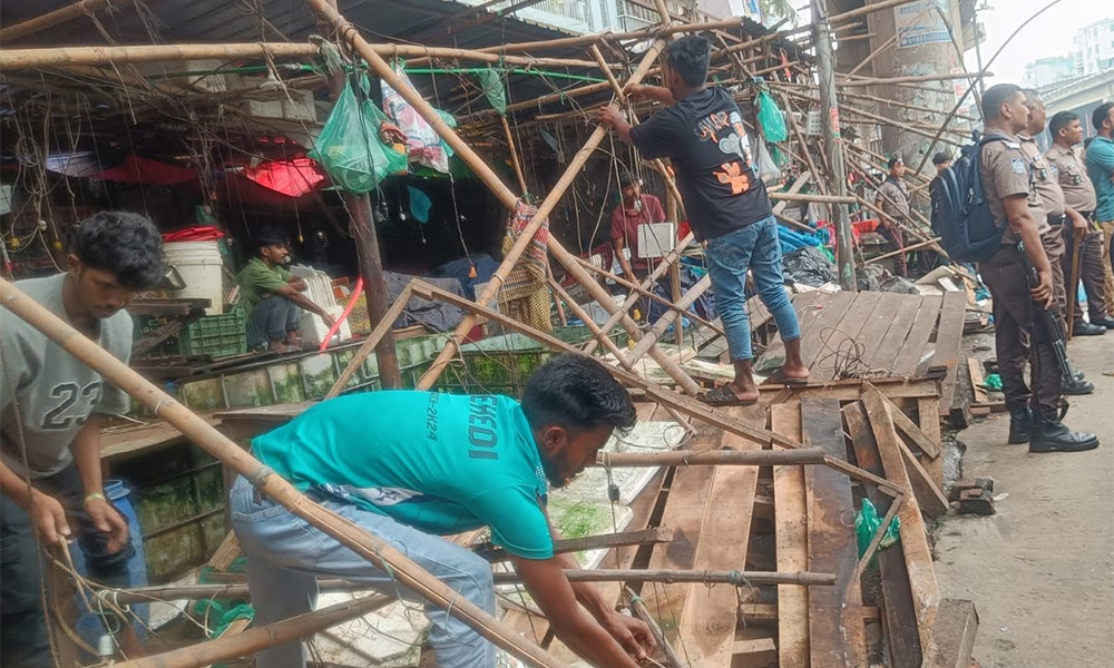 রাজধানীতে ফুটপাত দখল ও অস্বাস্থ্যকর মাংস বিক্রির দায়ে ৪ ব্যবসায়ীকে জরিমানা