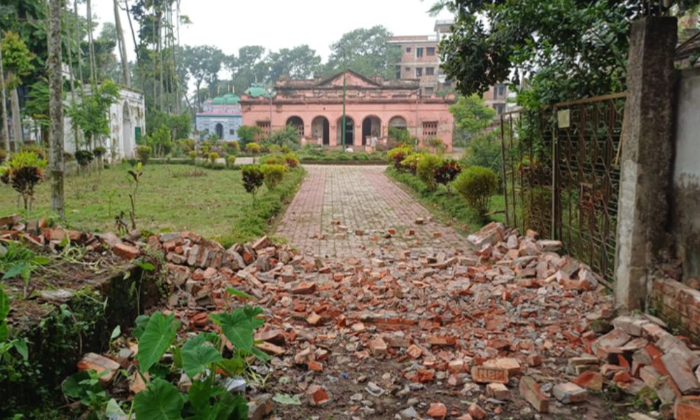 ‘অবৈধ দেয়াল’ ভাঙলো বিক্ষুব্ধ জনতা, নবাব ফয়জুন্নেছা জমিদার বাড়ির পথ উন্মুক্ত