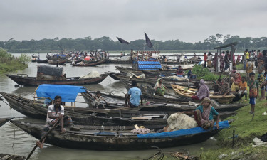 তালিকায় নাম ওঠাতে জাল-নৌকা নিয়ে হাজির জেলেরা