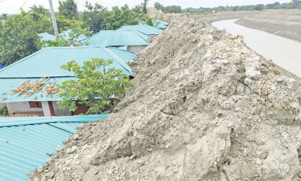 আশ্রয়ণের ঘরে নদী খননের মাটির স্তূপ