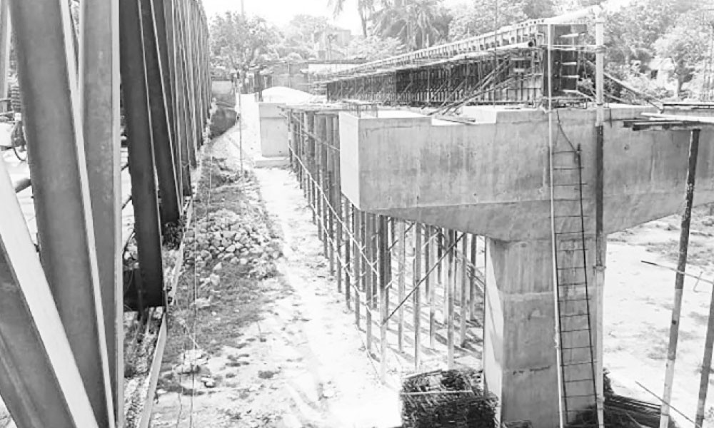 সেতুর কাজ অসম্পূর্ণ, জনভোগান্তি