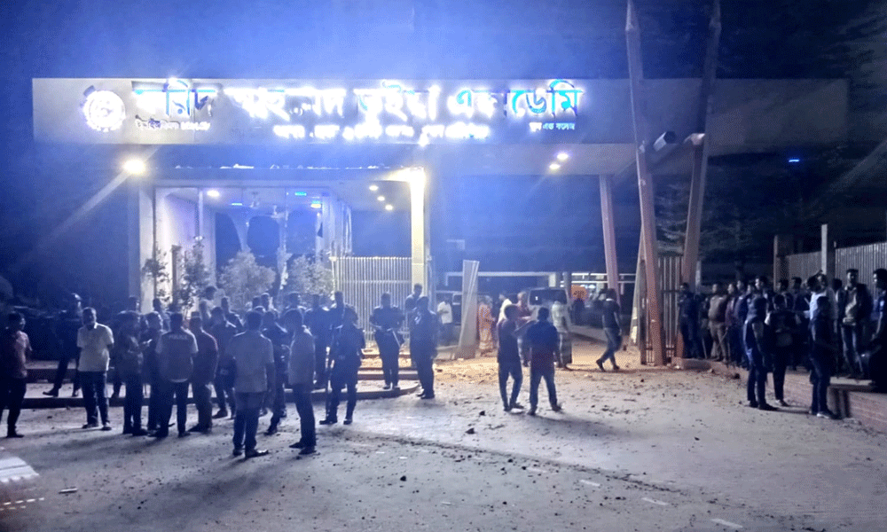 আবাসিক হল থেকে ছাত্রের ঝুলন্ত মরদেহ উদ্ধার, উত্তেজনা-ভাঙচুর