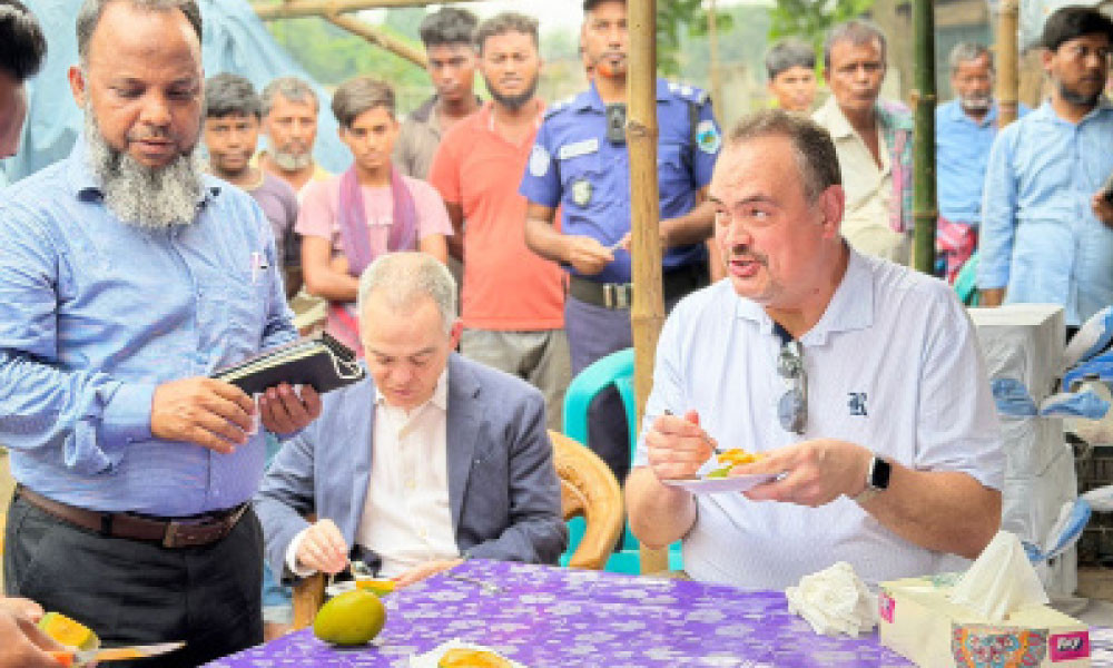 রাজশাহীর আমের স্বাদ নিলেন মার্কিন রাষ্ট্রদূত