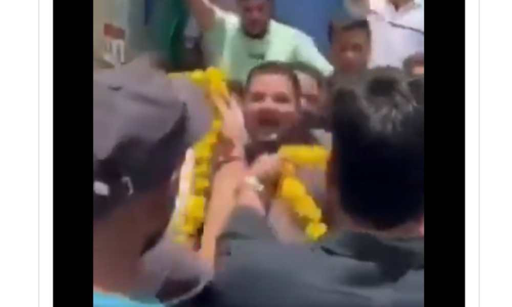 সিজেপির প্রতিষ্ঠাতাকে চড় মারার ঘটনায় আটকরা মুক্তির পর পেলেন ফুলেল অভ্যর্থনা