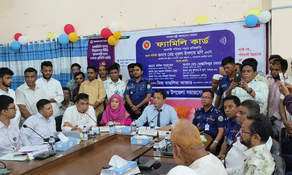 বরগুনার বেতাগী উপজেলায় ফ্যামিলি কার্ড বিতরণ