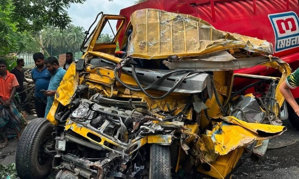 খুলনায় দুই বাস ও তেলবাহী ট্রাকের সংঘর্ষে আহত ৮