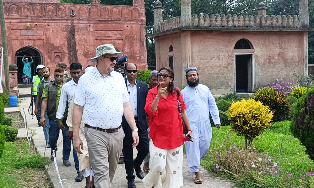 ছোট সোনামসজিদ পরিদর্শন করলেন মার্কিন রাষ্ট্রদূত ক্রিস্টেনসেন