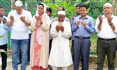 শহীদ আবু সাঈদের কবর জিয়ারত করলেন এমপি জীবা আমিন খান