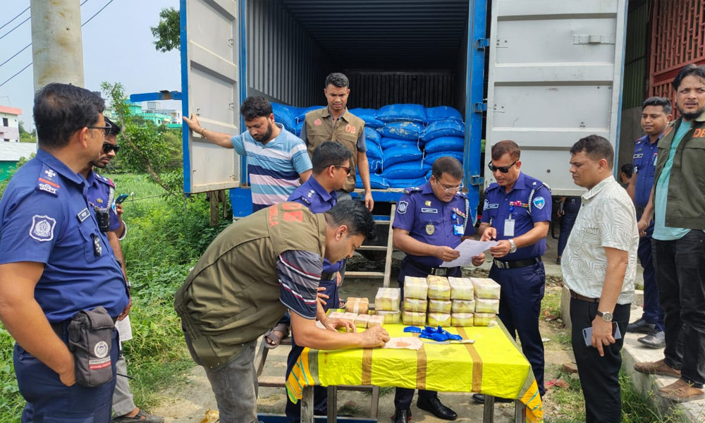 কুমিল্লায় কাভার্ডভ্যান থেকে ১ লাখ ৬০ হাজার ইয়াবা উদ্ধার, আটক ৫