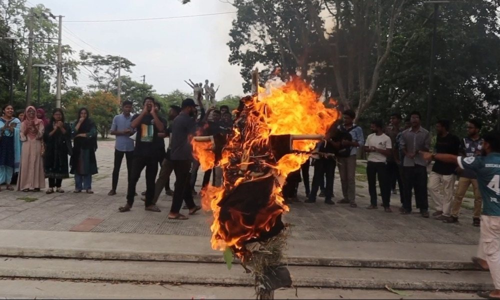 খুবিতে শিক্ষকের বিরুদ্ধে কুপ্রস্তাবের অভিযোগে বিক্ষোভ