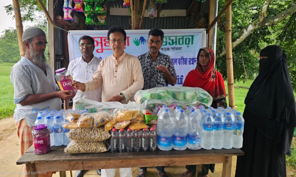 দৃষ্টি প্রতিবন্ধী আইয়ুব আলীকে পণ্য সামগ্রী বিতরণ করল বসুন্ধরা শুভসংঘ