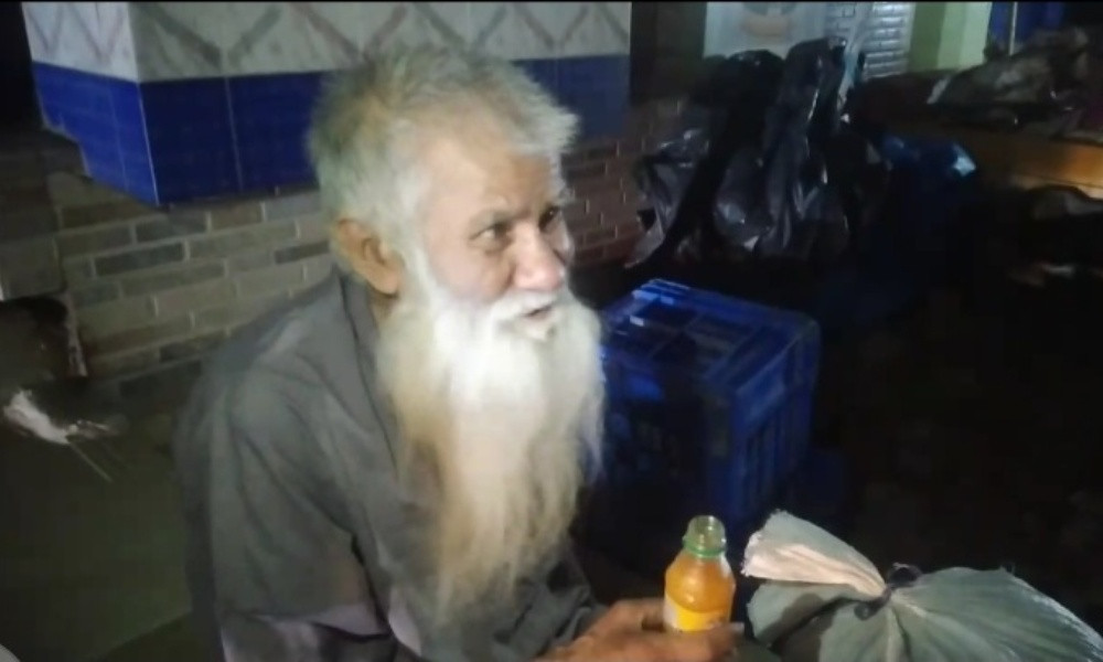 হিলিতে ৯০ বছরের বৃদ্ধার ঠাই হলো রাস্তার পাশে, দেখার কেউ নেই