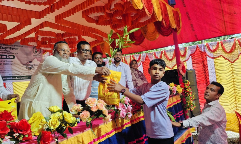 সিংড়ায় অধ্যক্ষের অর্থায়নে ইউনিফর্ম উপহার পেল শিক্ষার্থীরা