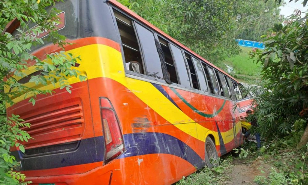 ঢাকা-চট্টগ্রাম মহাসড়কে দাঁড়িয়ে থাকা ট্রাকে বাসের ধাক্কা : নিহত ১, আহত ৫