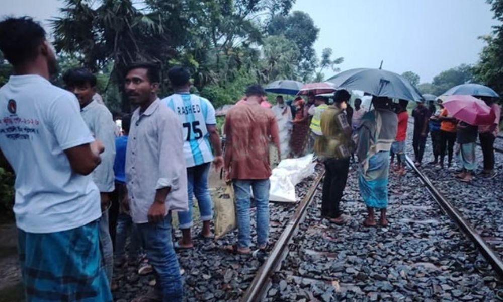দামুড়হুদায় ট্রেনের ধাক্কায় মোটরসাইকেলের দুই আরোহী নিহত