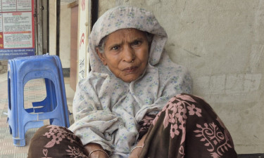 নিজের ভিটায় ঠাঁই নেই, পরিত্যক্ত ঘরে কাটছে আনোয়ারার জীবন