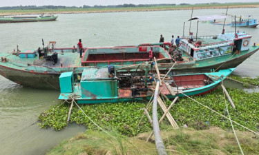 মধুমতি নদী থেকে অবৈধভাবে বালু উত্তোলন : ড্রেজারসহ আটক ১