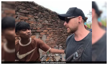 ‘আমাকে এখানে চুমু দাও’— তরুণের আবদারে বিব্রত পর্যটক
