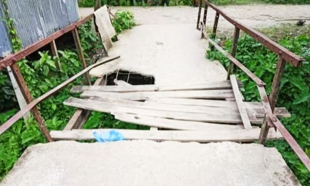 লোহালিয়া–সিংহেরকাঠী সংযোগ সেতুর বেহাল অবস্থা, ঝুঁকি নিয়ে চলাচল