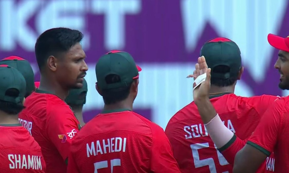 ডেভিটের ঝোড়ো ইনিংস থামালেন সাকলাইন