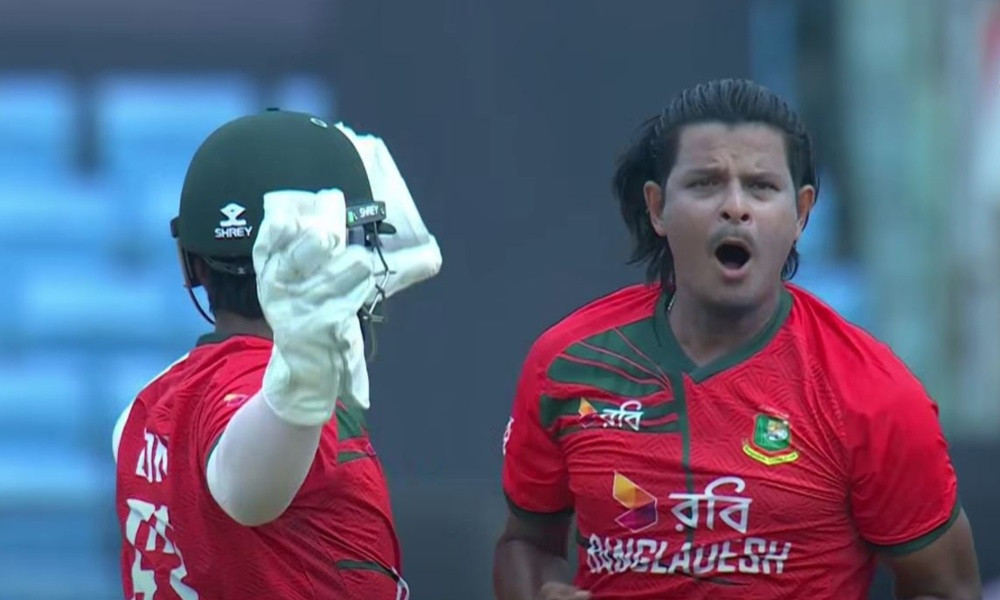 নাসুমের বলে নিখিল আউট