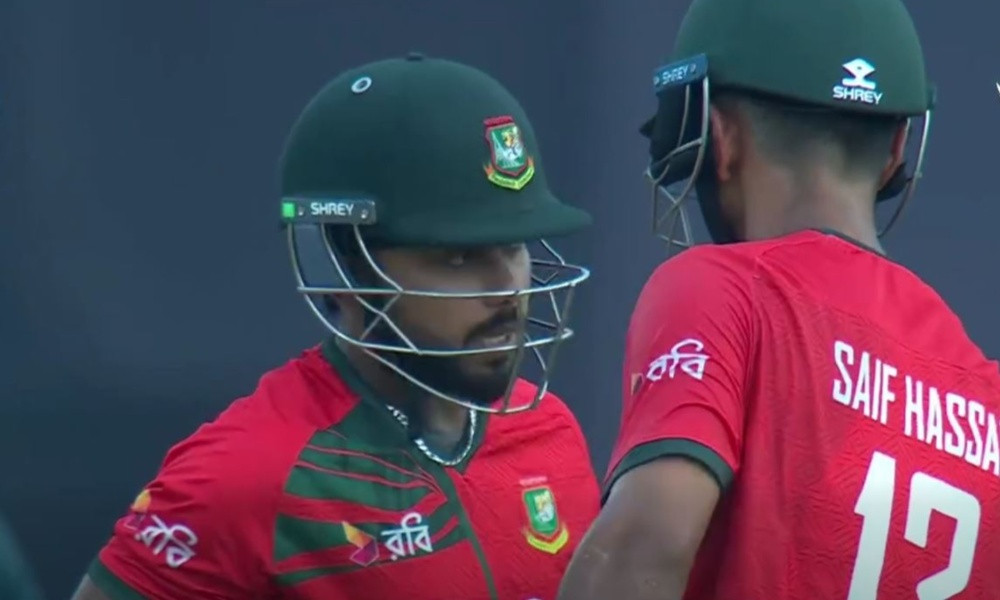 ঝোড়ো ইনিংস খেলে আউট ইমন