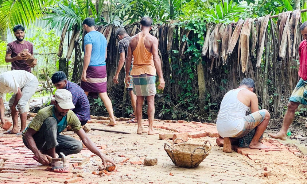 কুলাউড়ায় স্বেচ্ছাশ্রমে ১ কিলোমিটার রাস্তা মেরামত