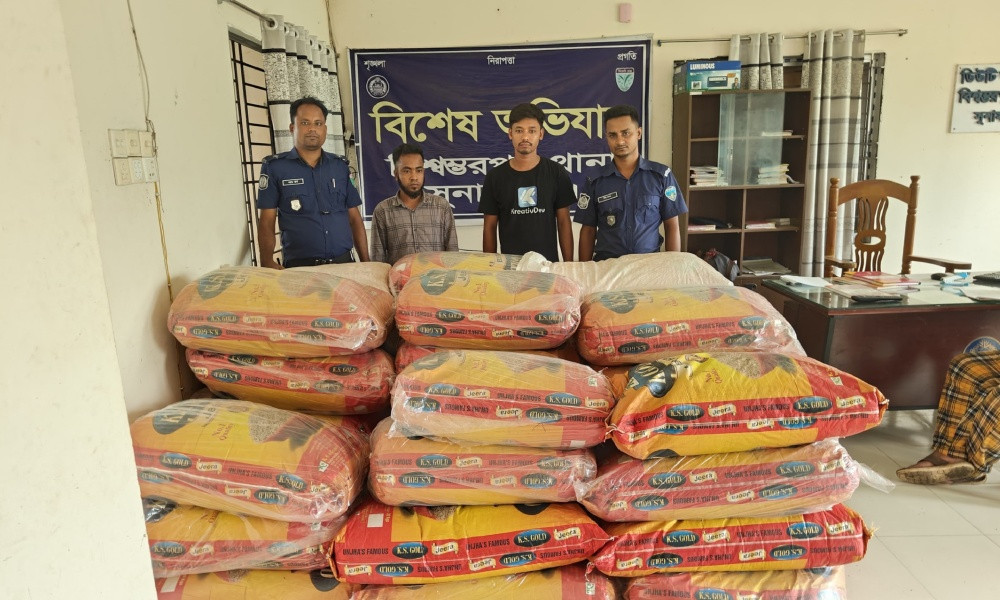 বিশ্বম্ভরপুরে ভারতীয় চোরাই পণ্য পাচারের সময় ট্রাকসহ আটক ২