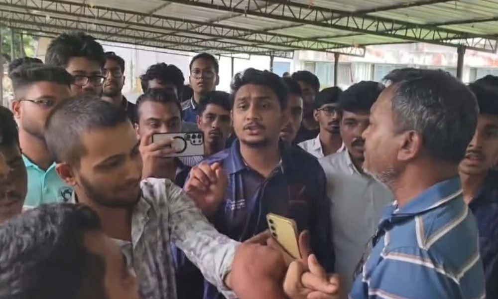 র্যাগিংয়ের ভিডিও ধারণ করায় রাবিতে প্রক্টরের সামনেই সাংবাদিকদের ওপর হামলা