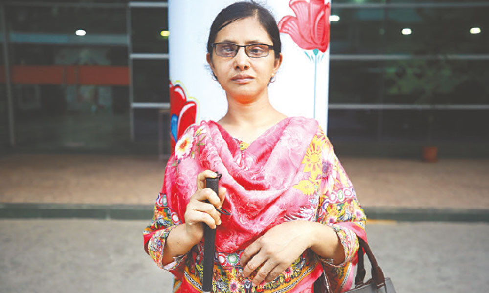 আলোহীন চোখে অন্তহীন লড়াই