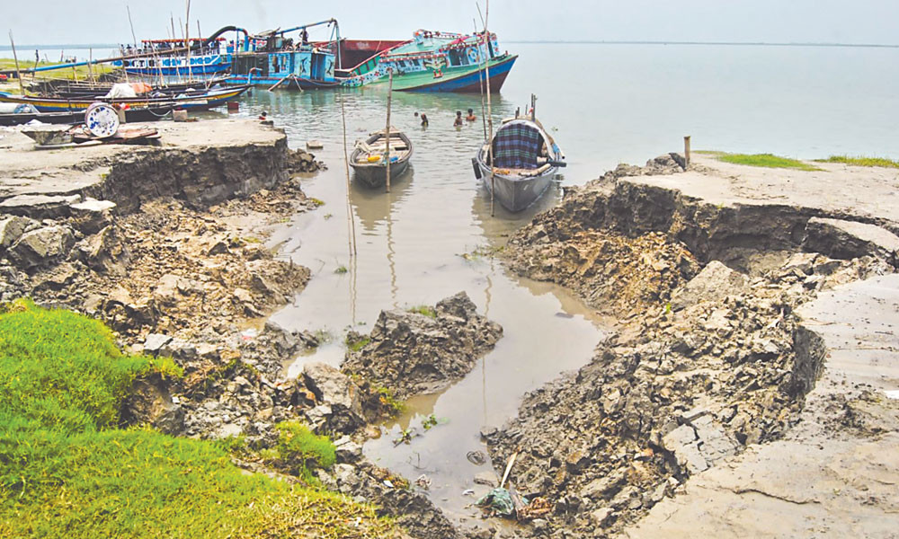 দৌলতদিয়া লঞ্চ টার্মিনালের ২০০ মিটার উজানে পদ্মাতীরবর্তী নতুনপাড়া গ্রামে নতুন করে ভাঙন দেখা দিয়েছে