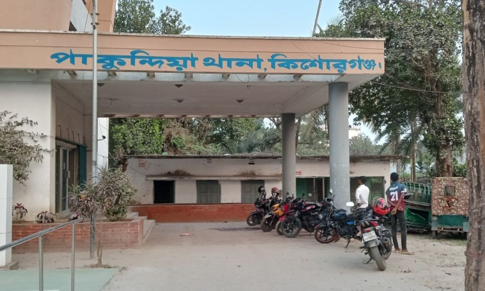 পাকুন্দিয়ায় প্রবাসীর বাড়িতে হামলা-লুটপাটের অভিযোগ