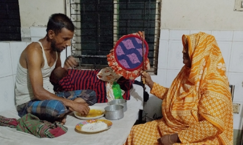 তীব্র লোডশেডিংয়ে বিপর্যস্ত হিলির জনজীবন