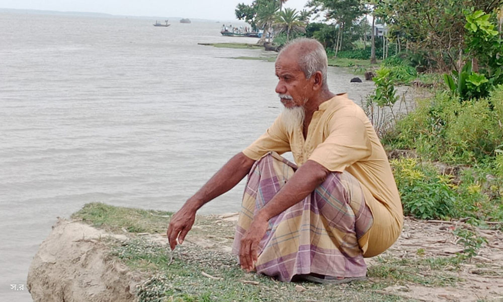 ‘বর্ষা আইলেই ভয়, কখন বসতভিটা ভাইঙ্গা লয় নদী’