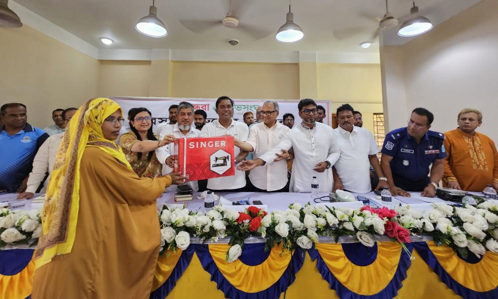 বসুন্ধরার সহায়তায় সুদিনের স্বপ্ন : প্রশিক্ষণ শেষে সেলাই মেশিন পেলেন ৩০ নারী