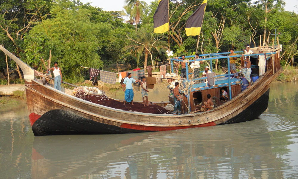 সাগরে ইলিশের আকাল, খালি হাতে ফিরছেন জেলেরা