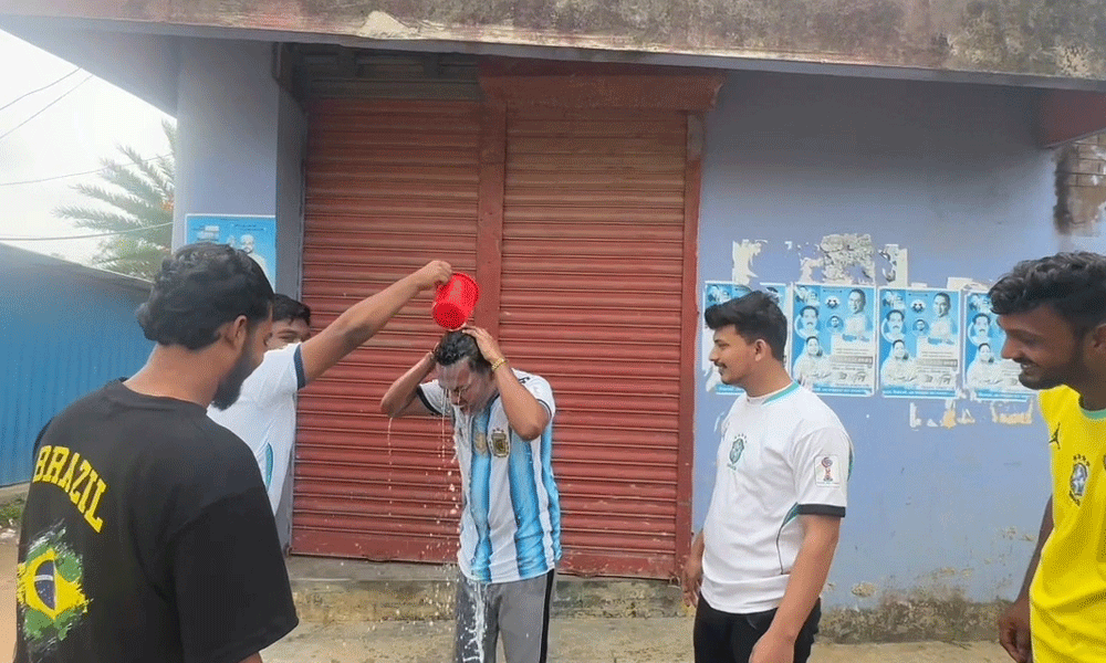 বাজিতে হেরে দুধ দিয়ে গোসল, ‘সাম্বা শিবিরে’ আর্জেন্টিনা সমর্থক