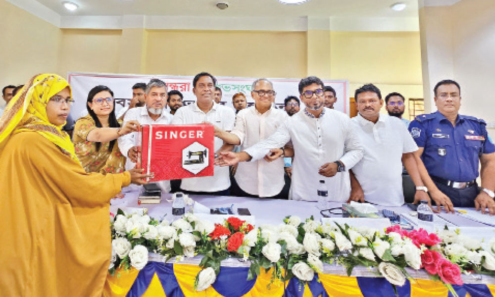 শিবপুরে ৩০ নারীকে সেলাই মেশিন উপহার