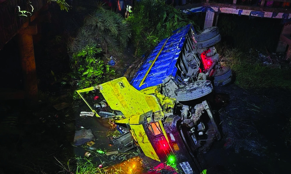 দেবীদ্বারে চামড়াবোঝাই ট্রাক খাদে পড়ে চালক নিহত