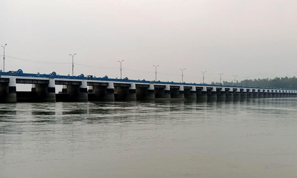 পানি বিপদসীমা ছুঁই ছুঁই, খুলে দেওয়া হয়েছে ৪৪ জলকপাট