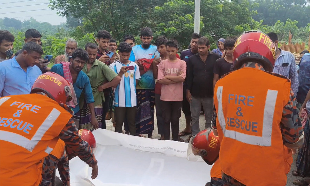 শৈলকুপায় বাসচাপায় প্রাণ গেল ট্রাকচালকের