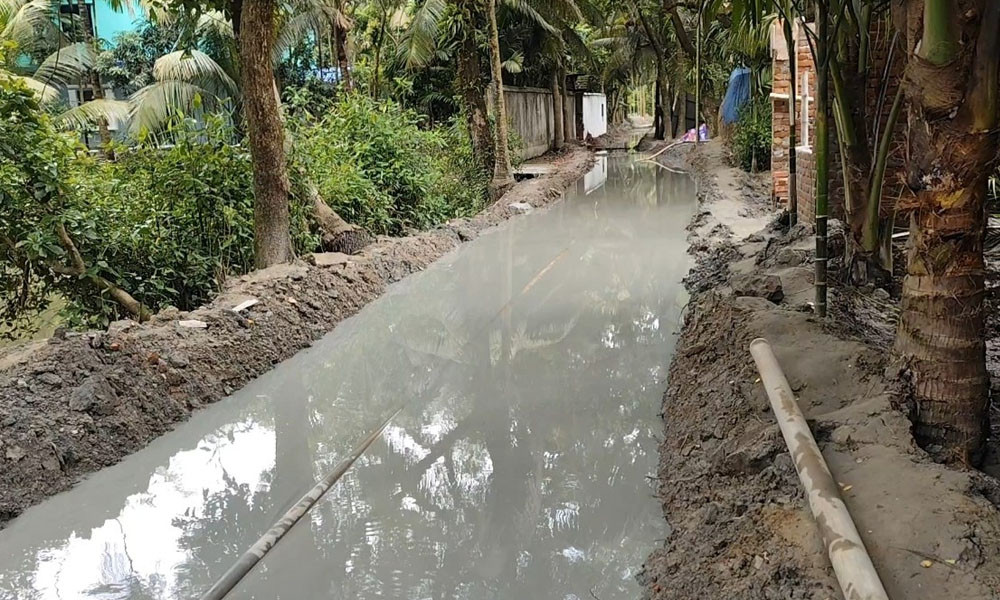 অবৈধভাবে তোলা কাদাবালুতে সড়কের কাজ