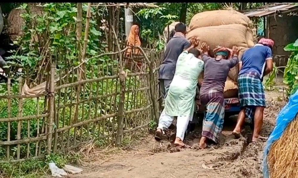 হাকিমপুরে সামান্য বৃষ্টিতেই বেহাল সড়ক, দুই গ্রামের মানুষের দুর্ভোগ