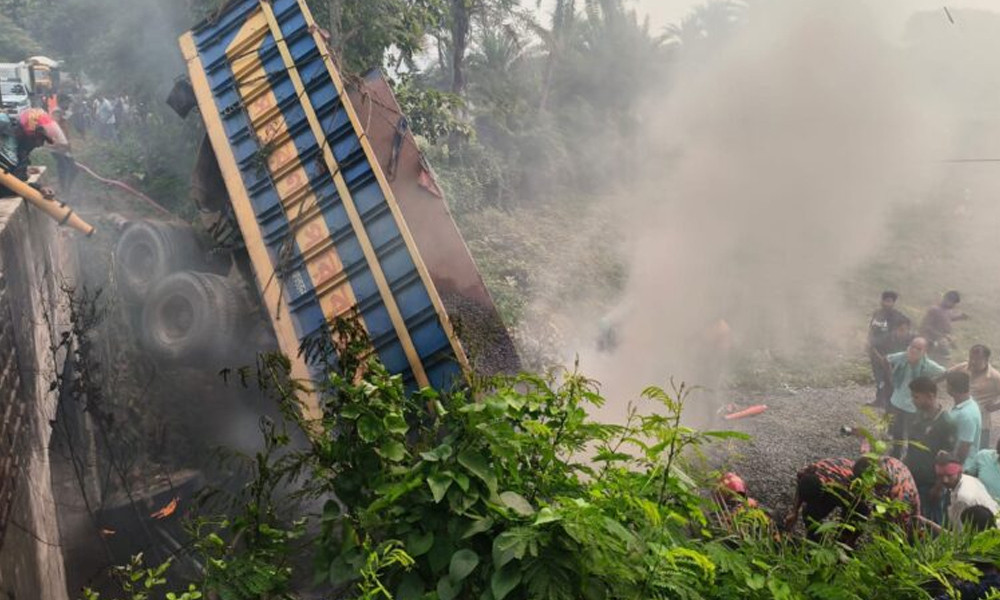 কুষ্টিয়ায় পাথরবোঝাই ট্রাক উল্টে চালক-হেলপার নিহত