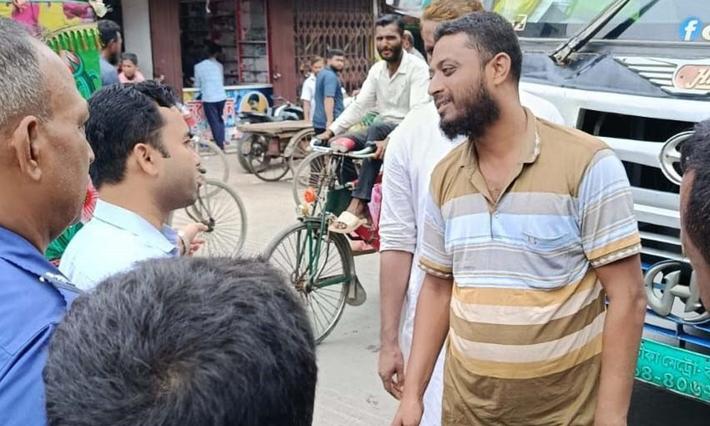 মহাসড়কে যানজট সৃষ্টির দায়ে বাসচালককে জরিমানা