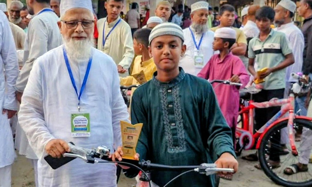 টানা ৪০ দিন জামাতে নামাজ পড়ে বাইসাইকেল পেল ৯ কিশোর