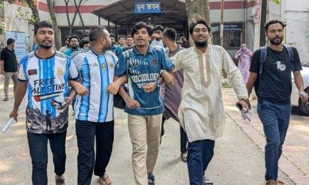 প্রশ্নপত্রে সেন্ট্রাল ইউনিভার্সিটির নাম না থাকায় শিক্ষার্থীদের পরীক্ষা বয়কট ও বিক্ষোভ