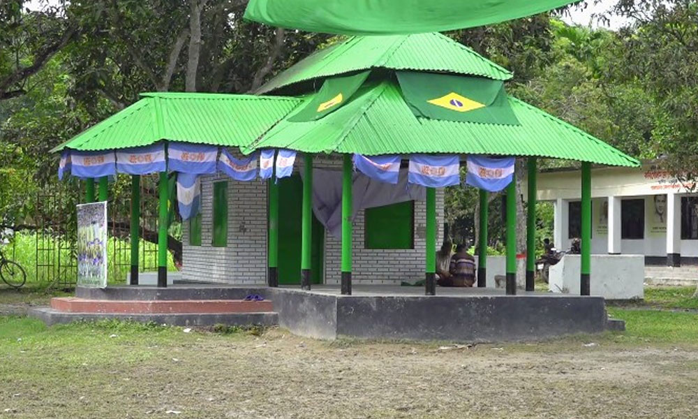 ফুটবলের বিশ্বকাপ রং ছড়িয়েছে মনোহরপুরে