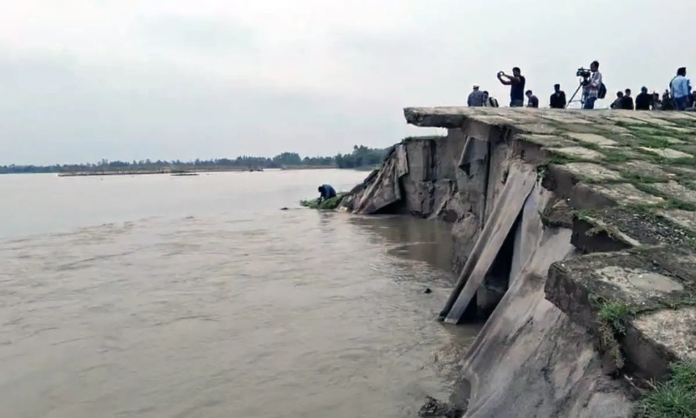মহিপুরে তিস্তা সেতু রক্ষা বাঁধে ধস, আতঙ্কে হাজারো পরিবার